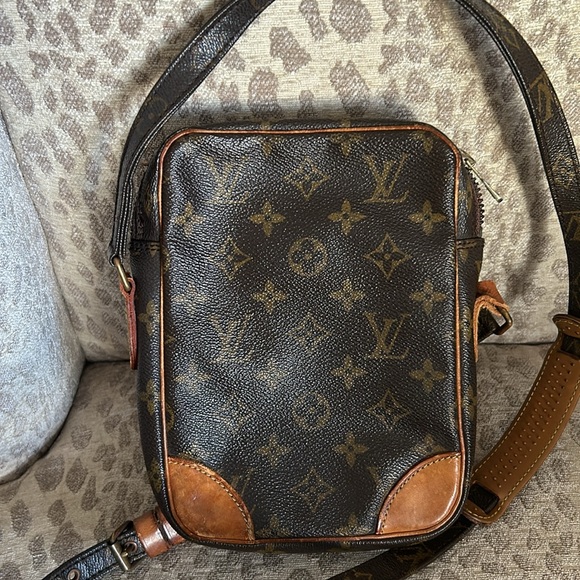 Louis Vuitton Monogram Canvas Crossbody needs repair - Picture 4 of 17
